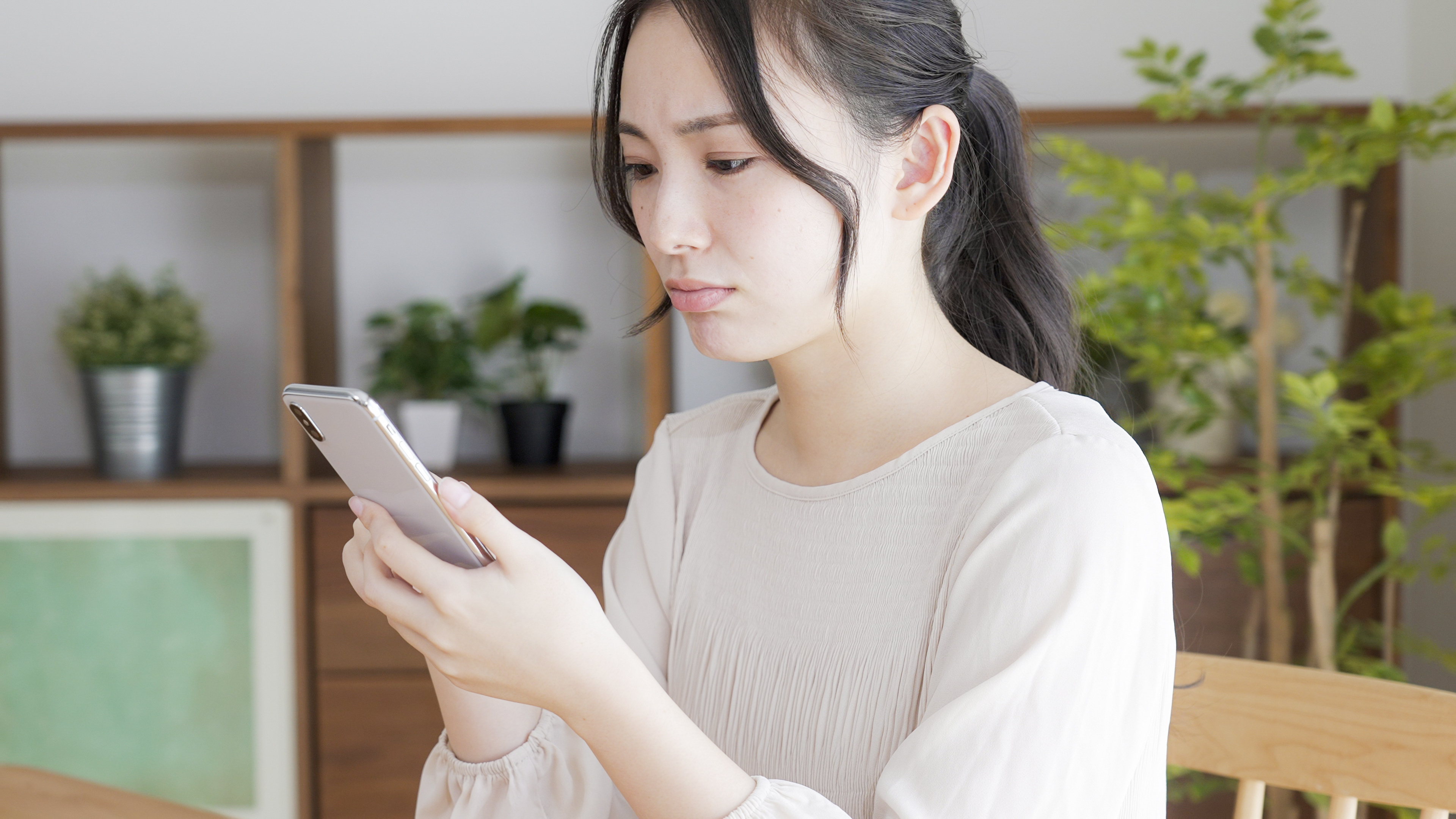 スマホで検索する女性
