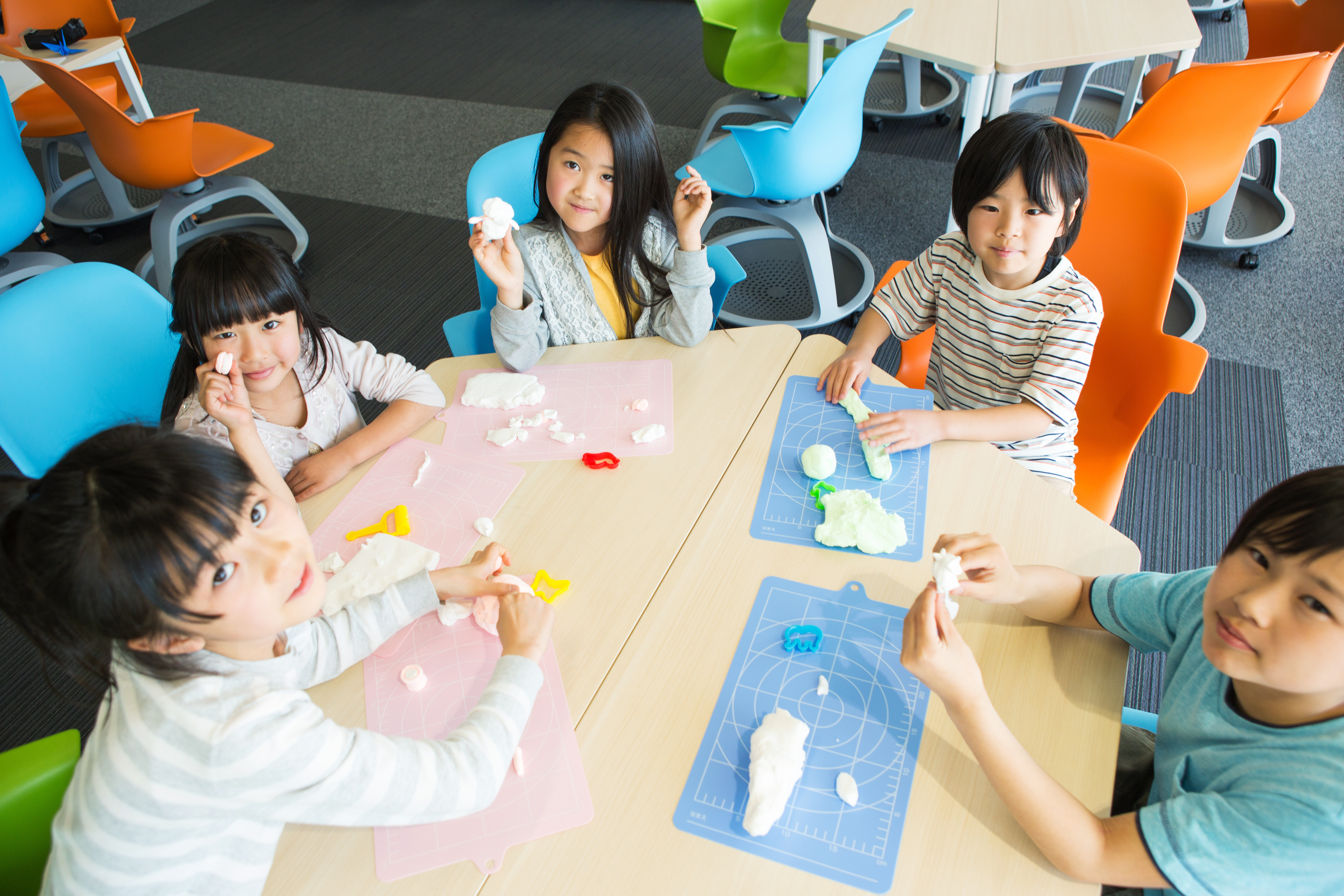 遊ぶ子どもたち