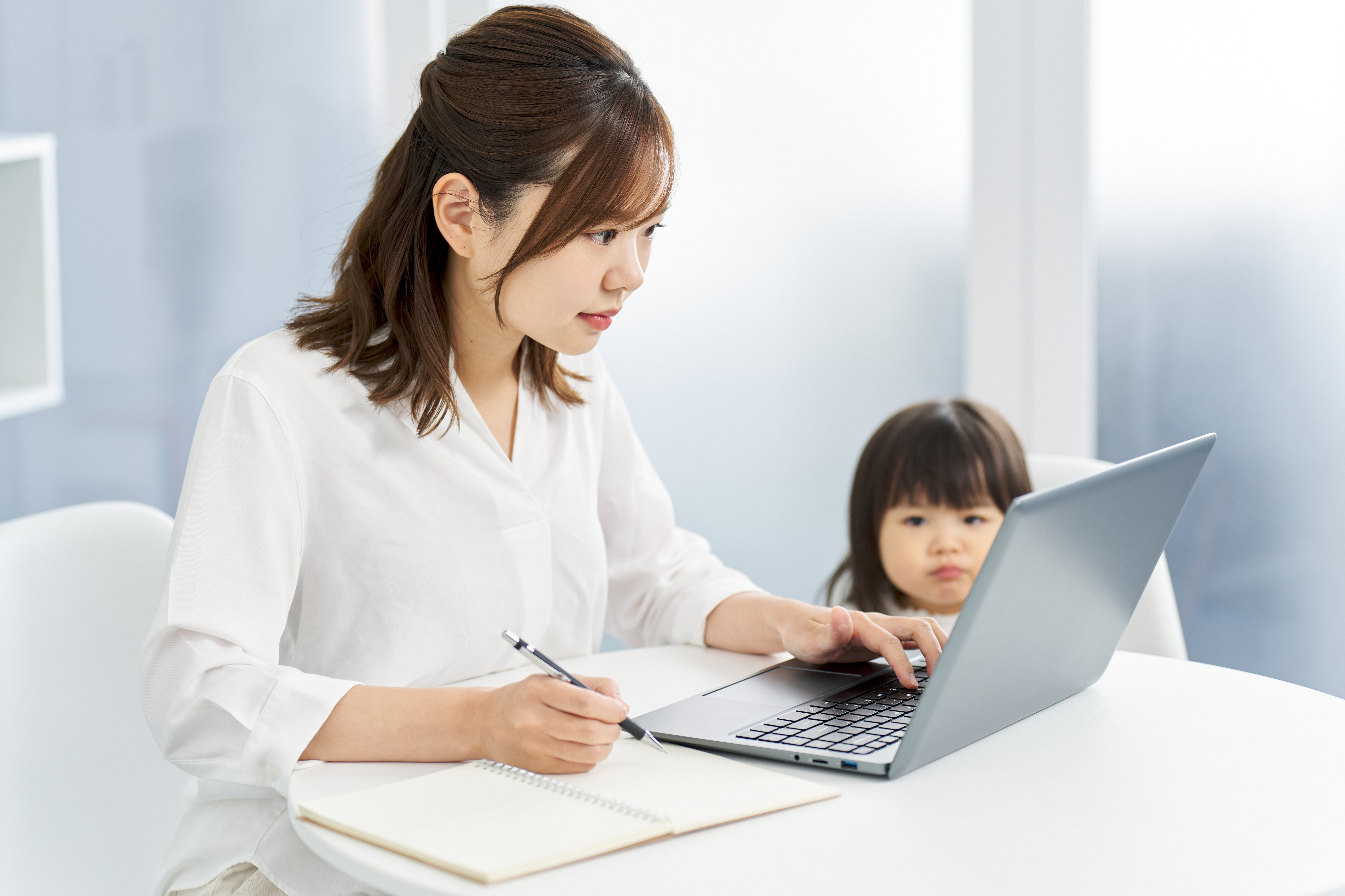 休日保育をチェックする母親