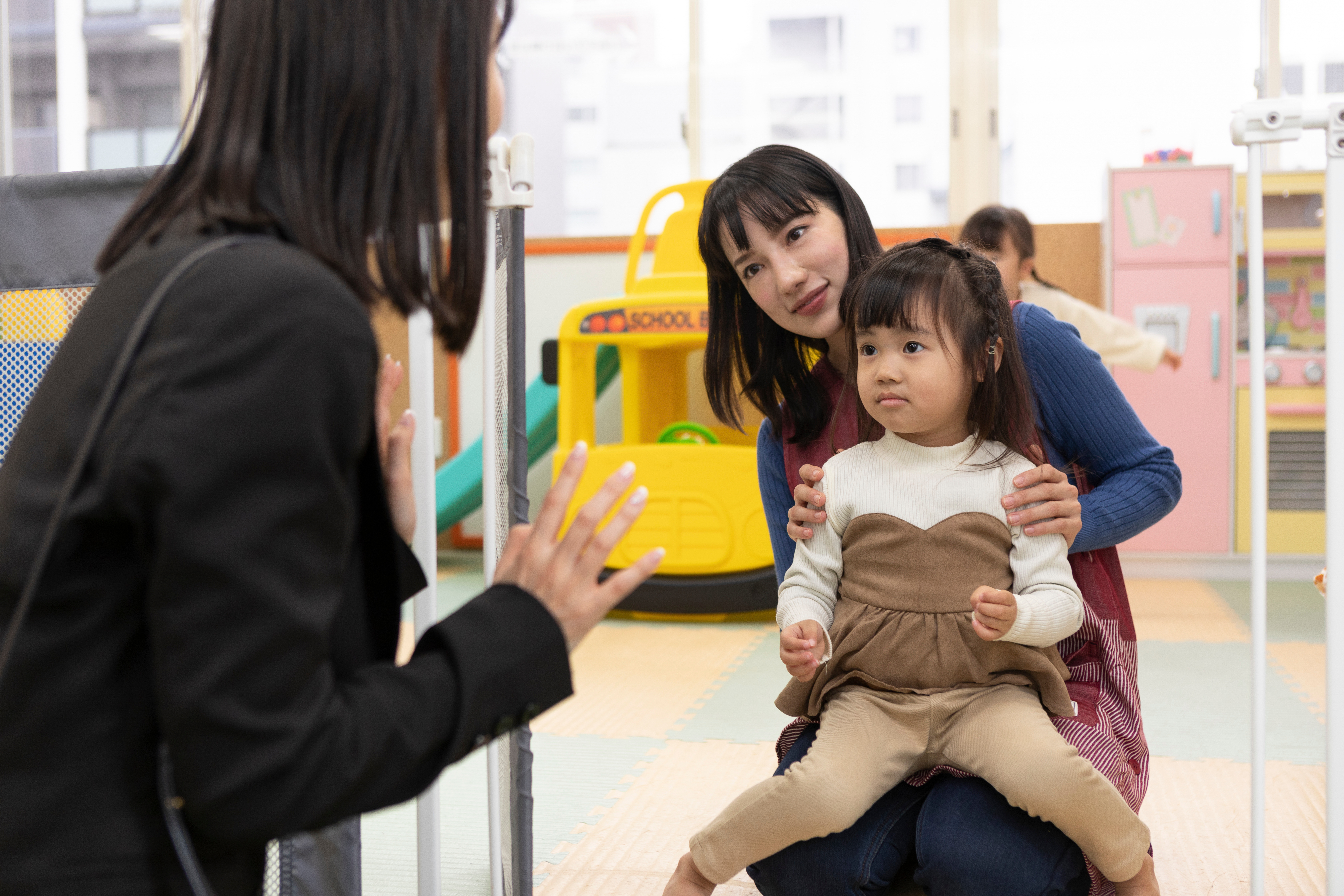 お迎えに来る母親