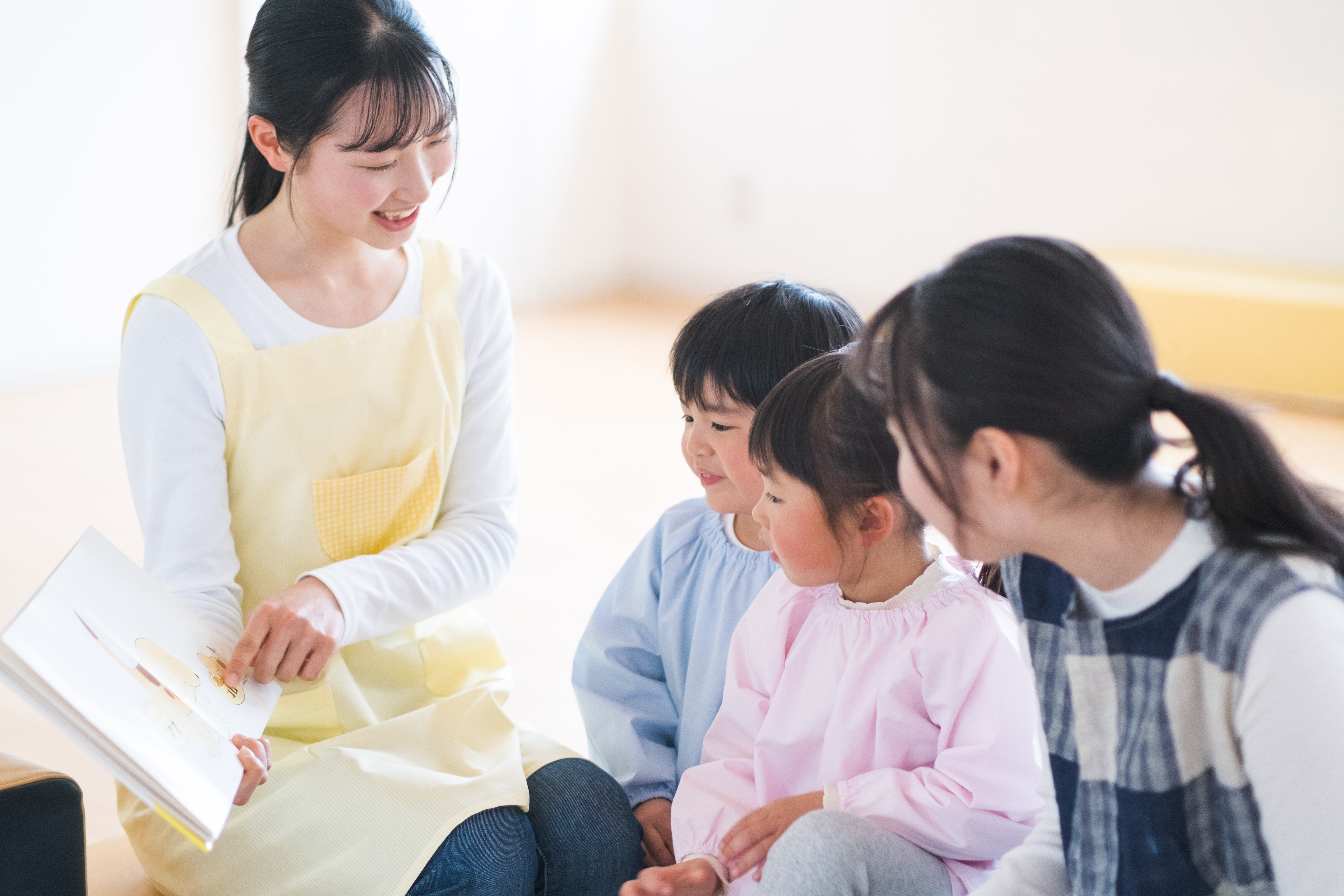 保育士と園児