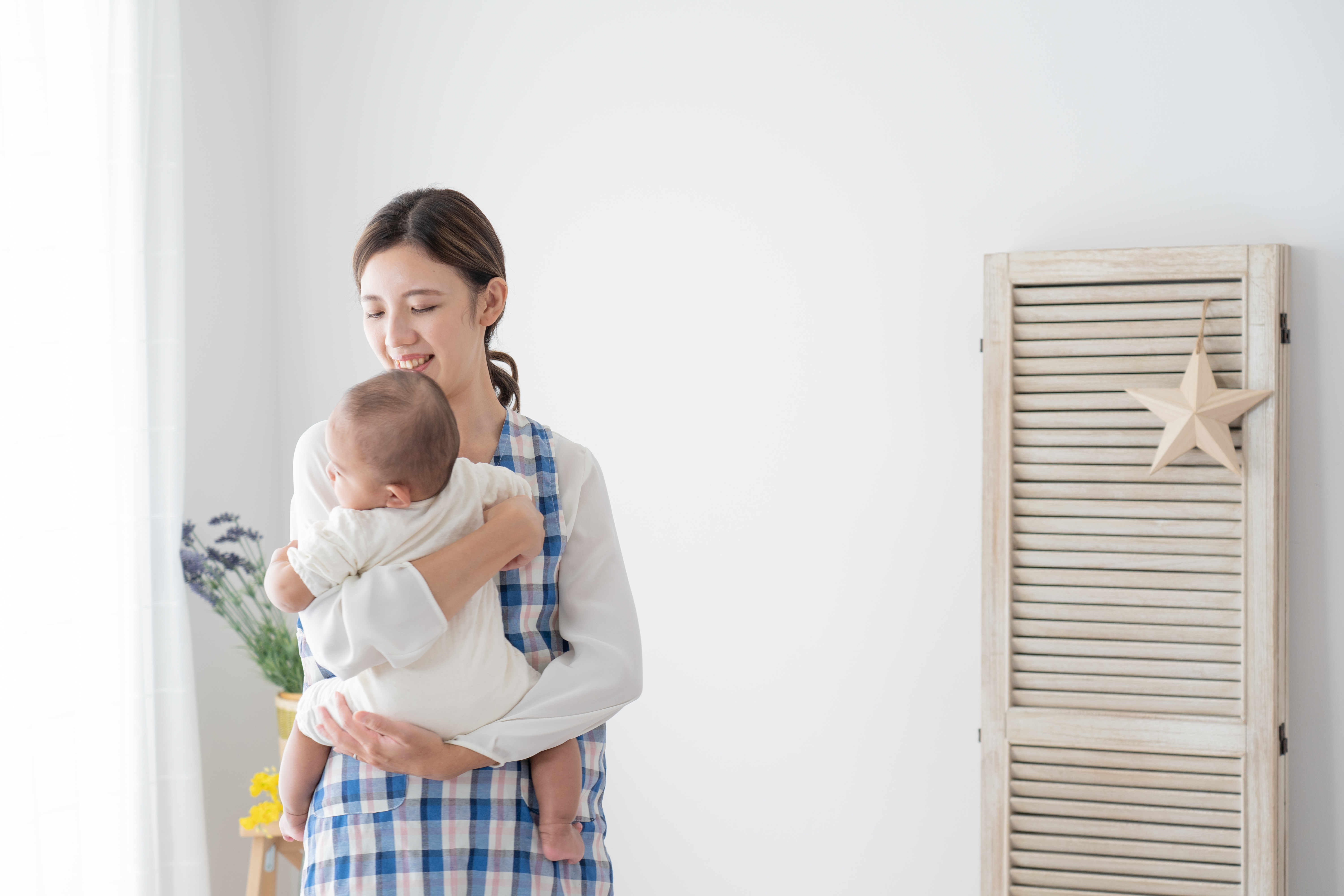 子どもを寝かしつける保育士