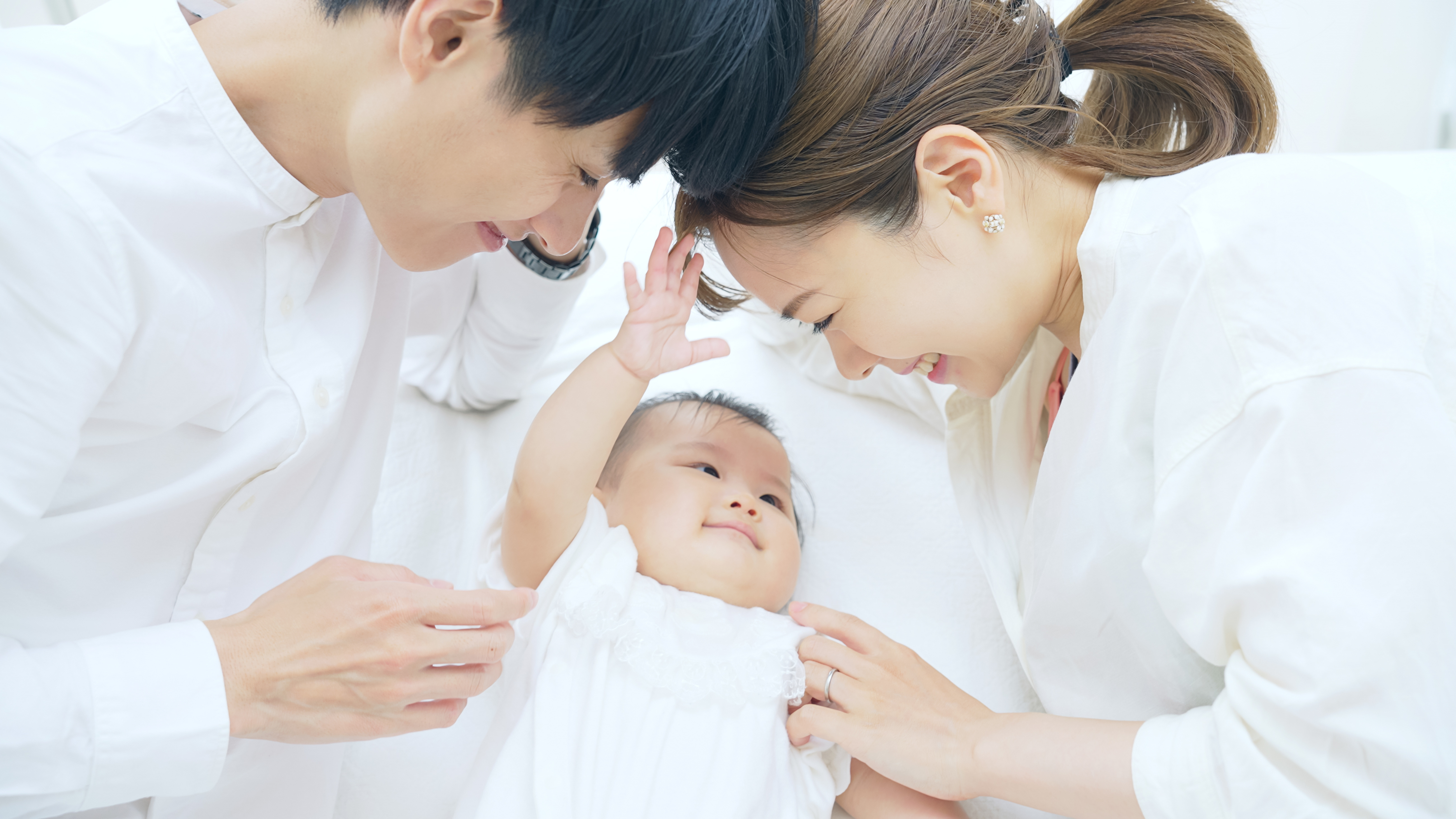 赤ちゃんと両親