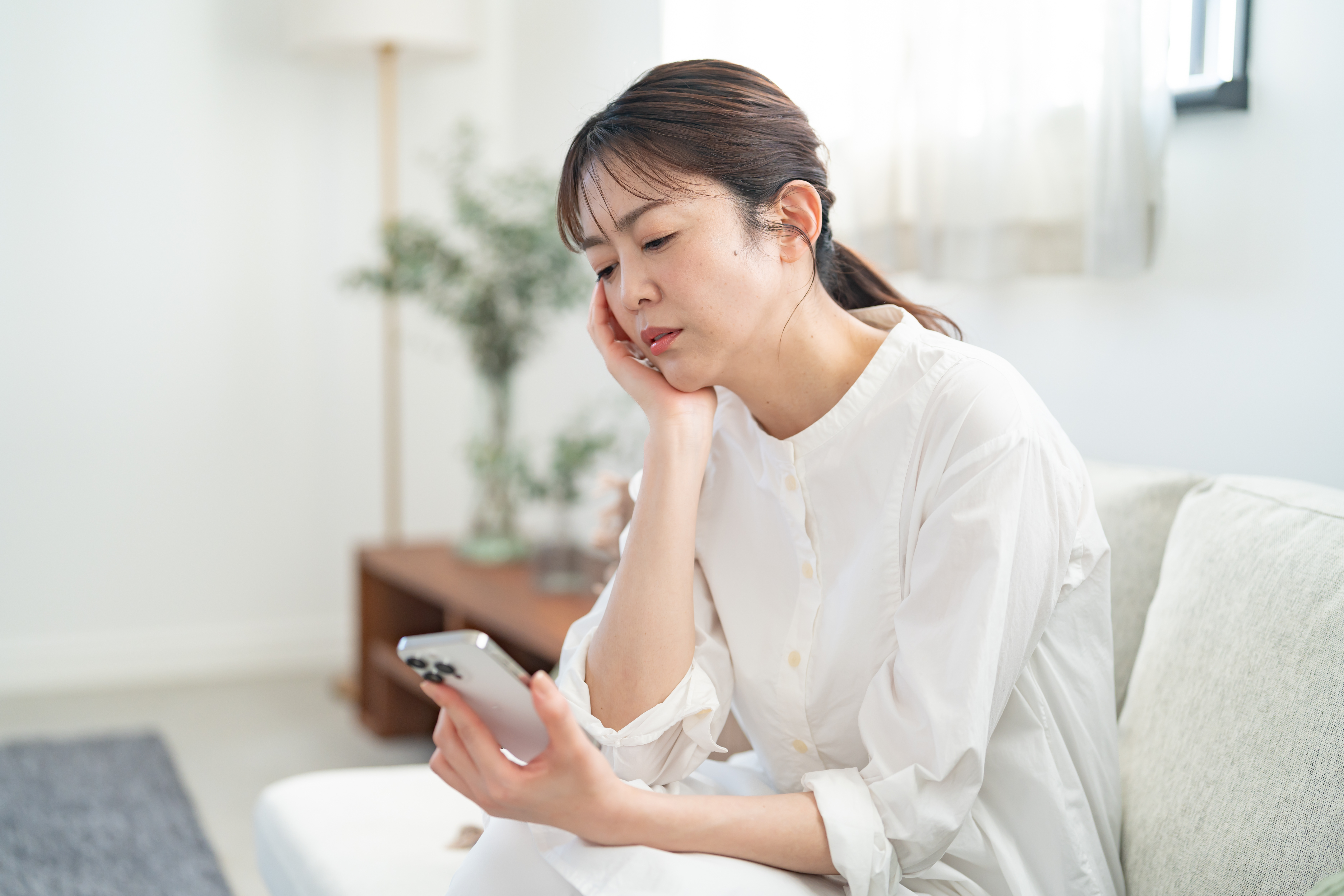 体に不調を抱える女性