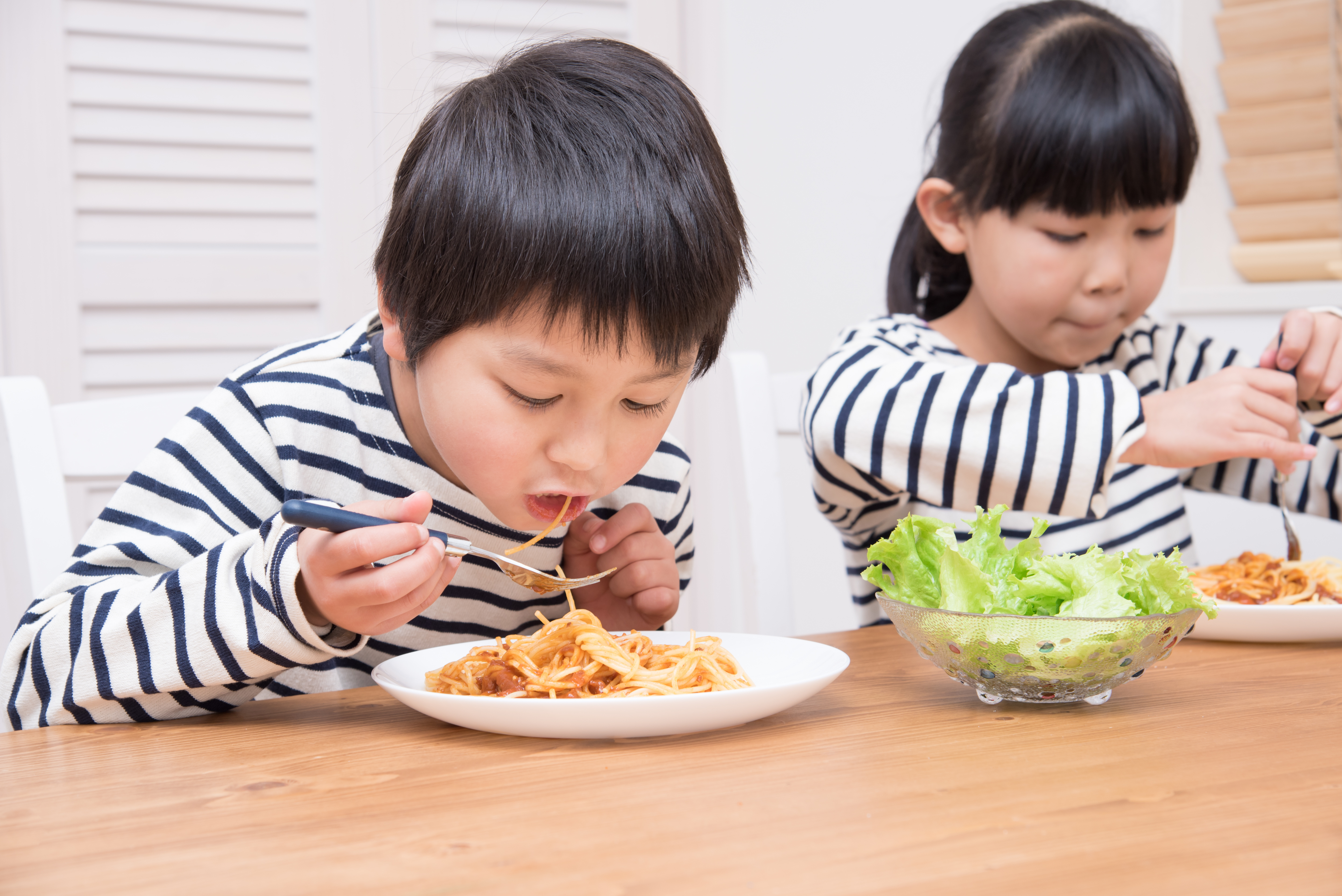 食事をする子ども