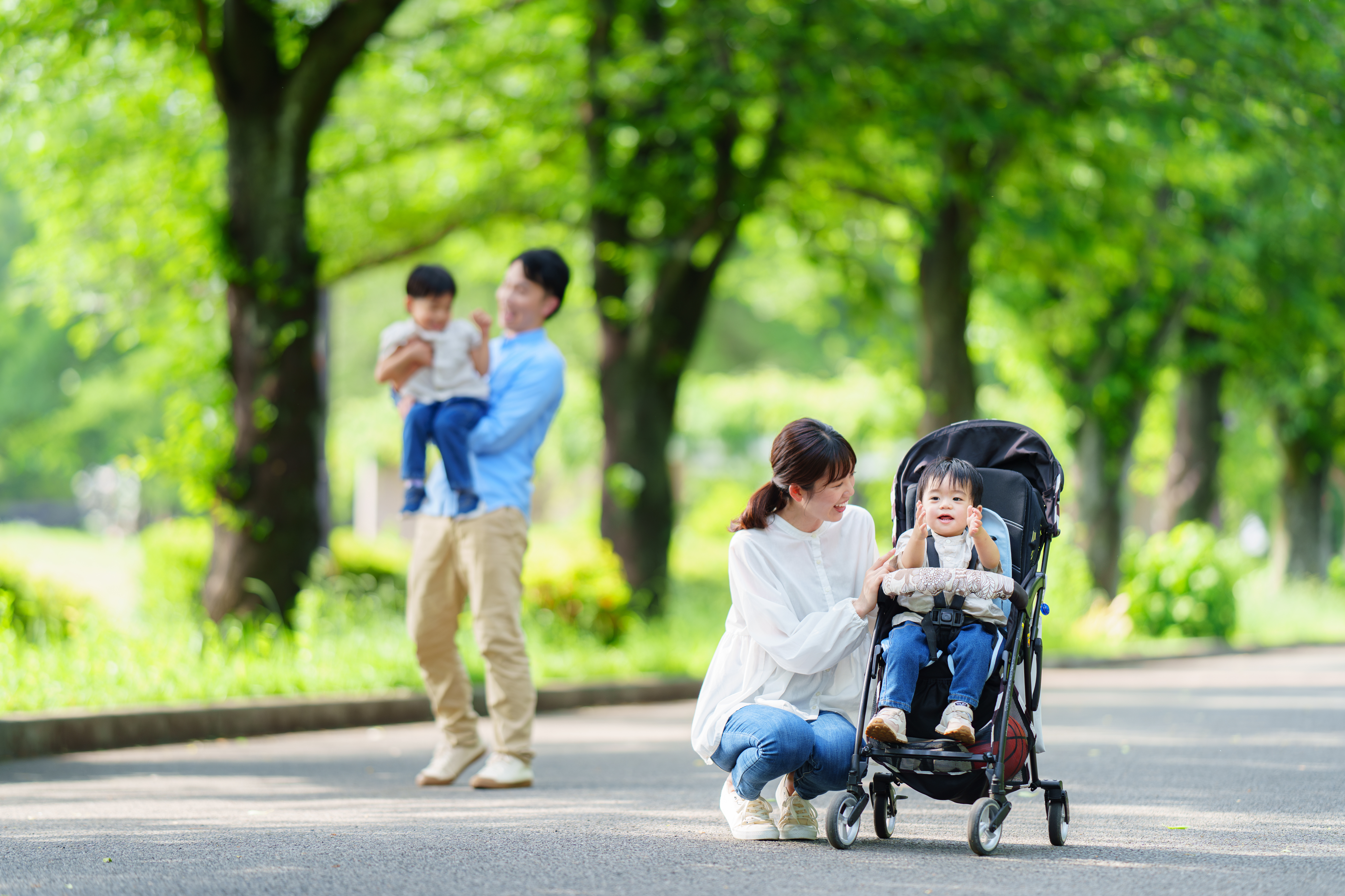 公園を歩く親子