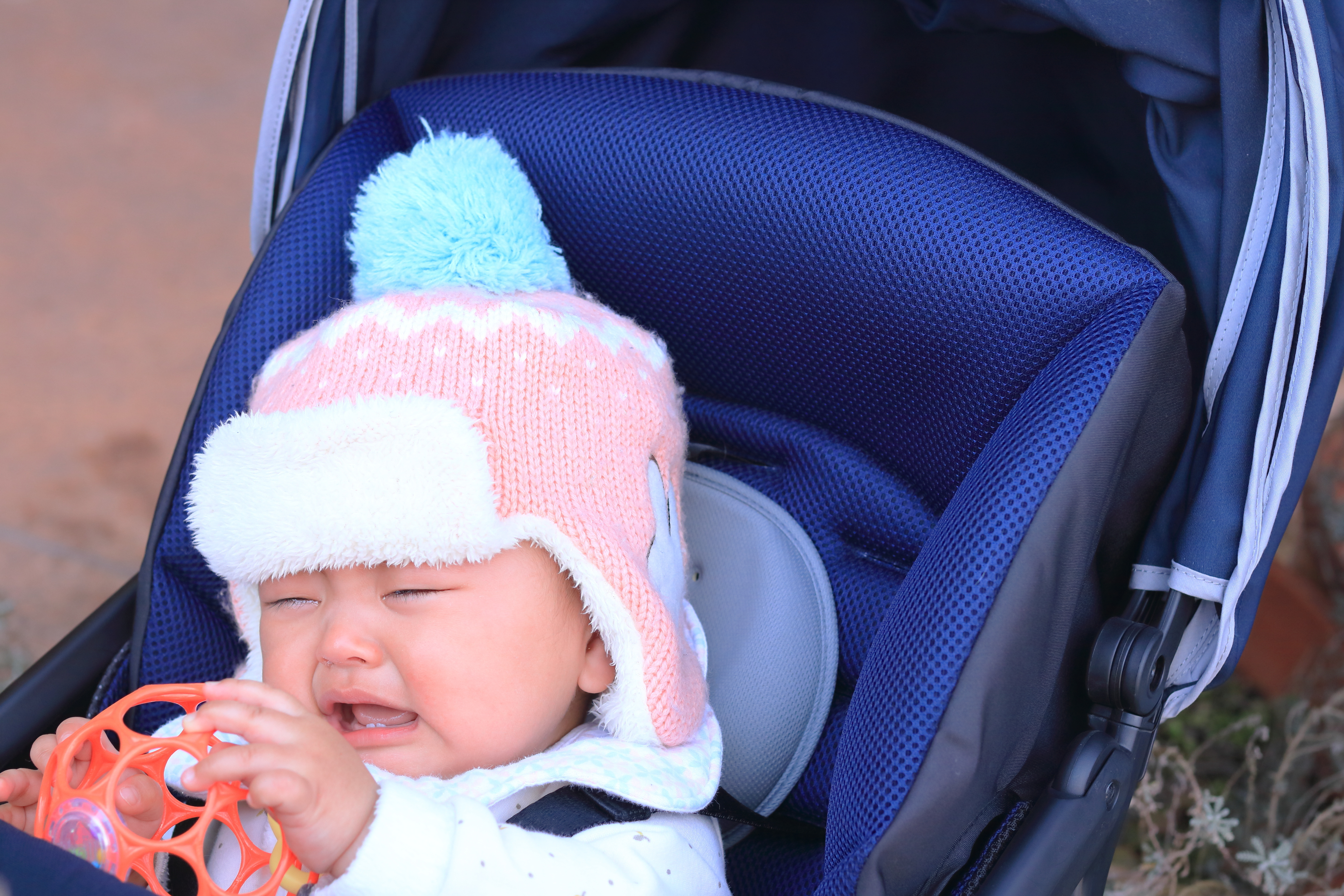 ベビーカーで泣く赤ちゃん