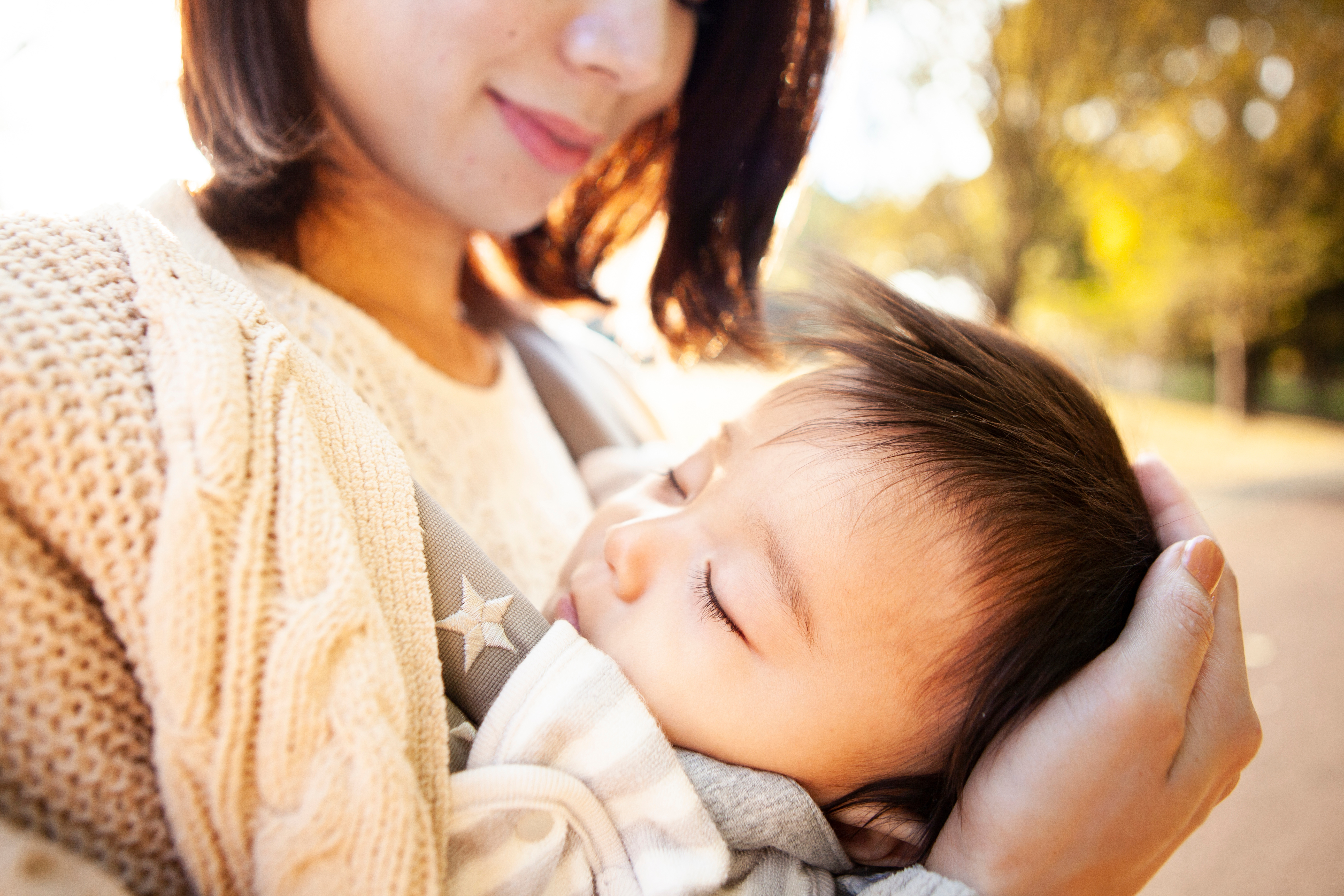 抱っこ紐で寝る赤ちゃん