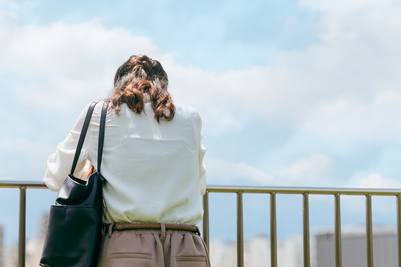 悩む女性