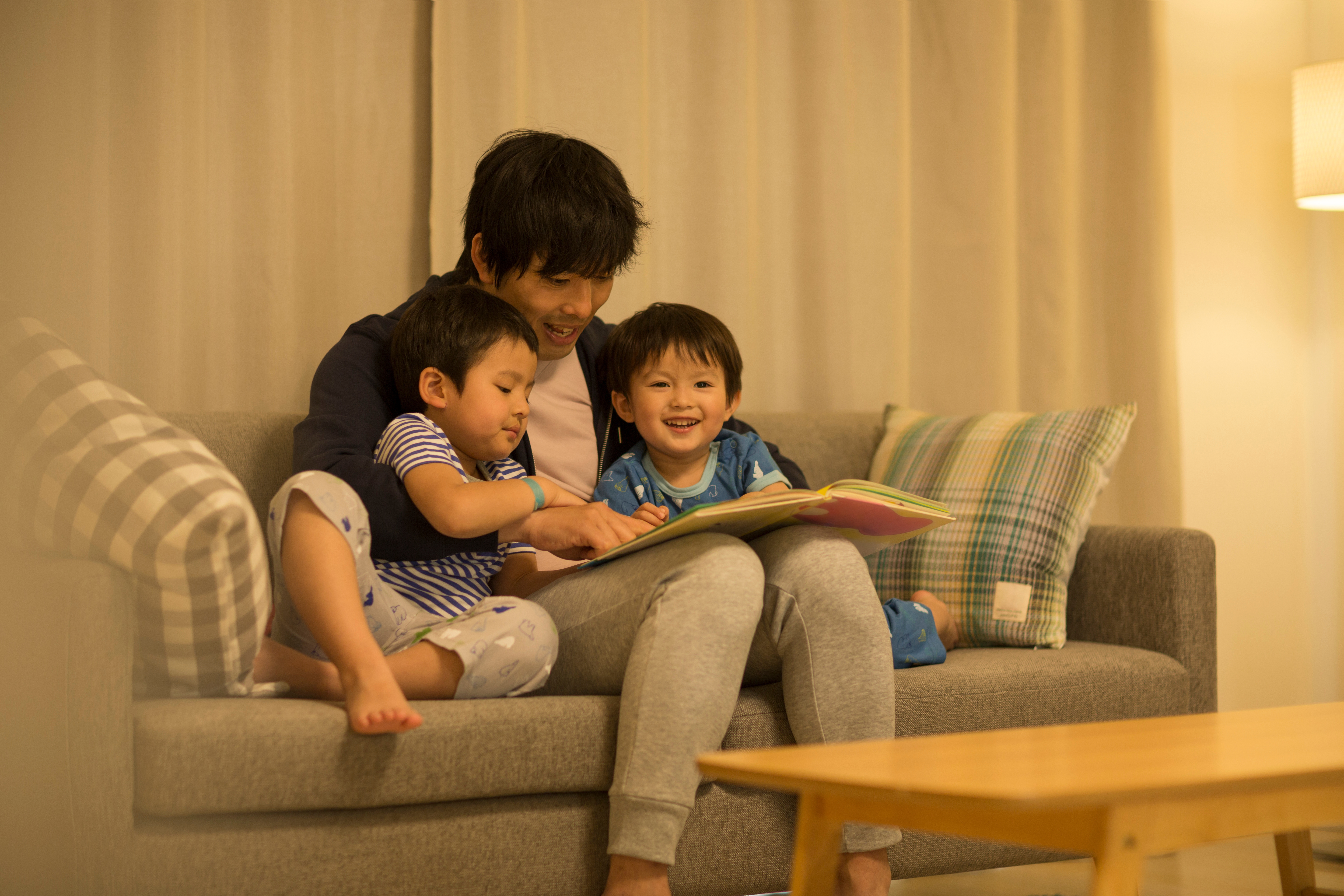 絵本を読むパパ