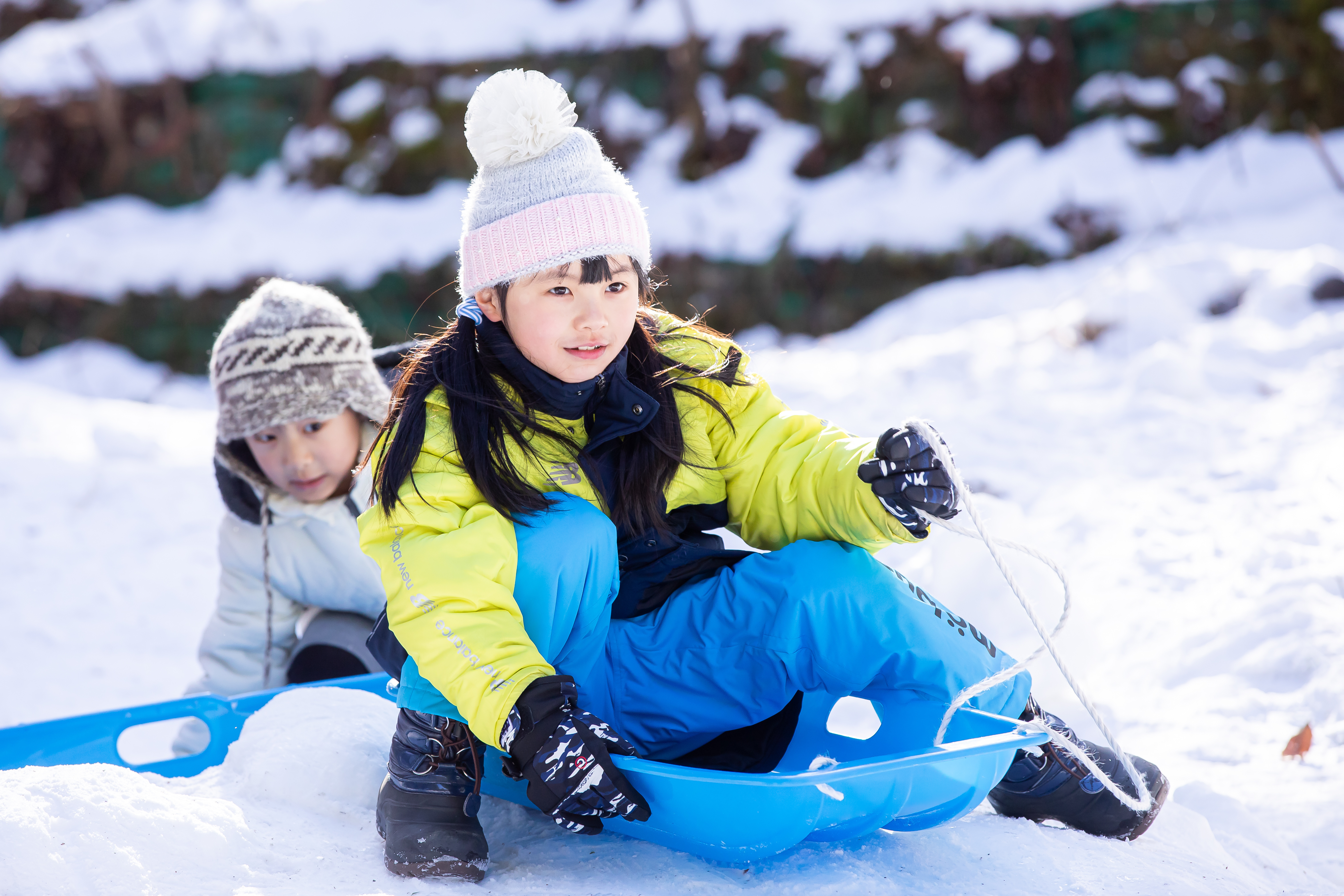 雪遊びをする子ども