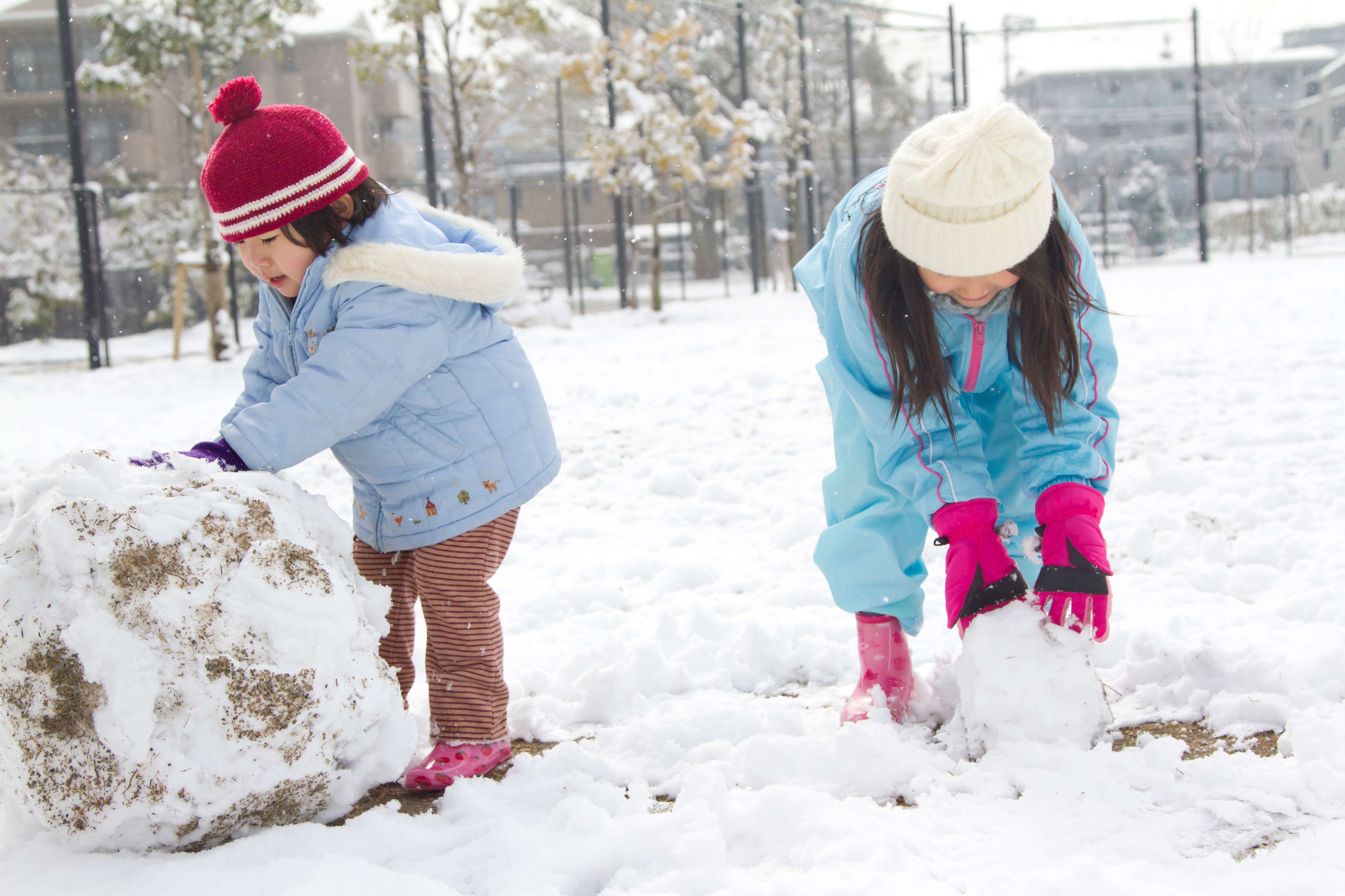 雪だるまをつくる子どもたち