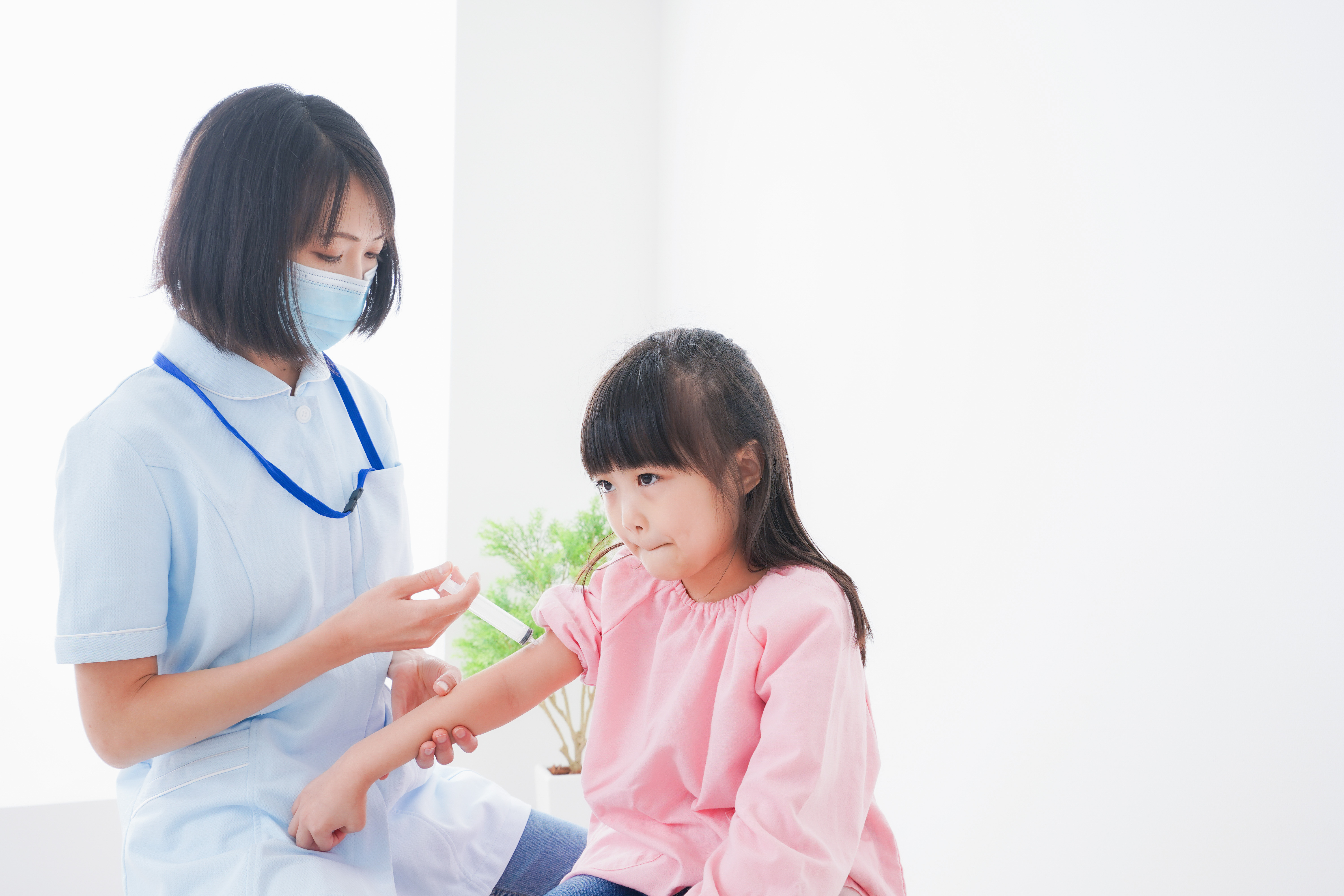 予防接種を受ける子ども