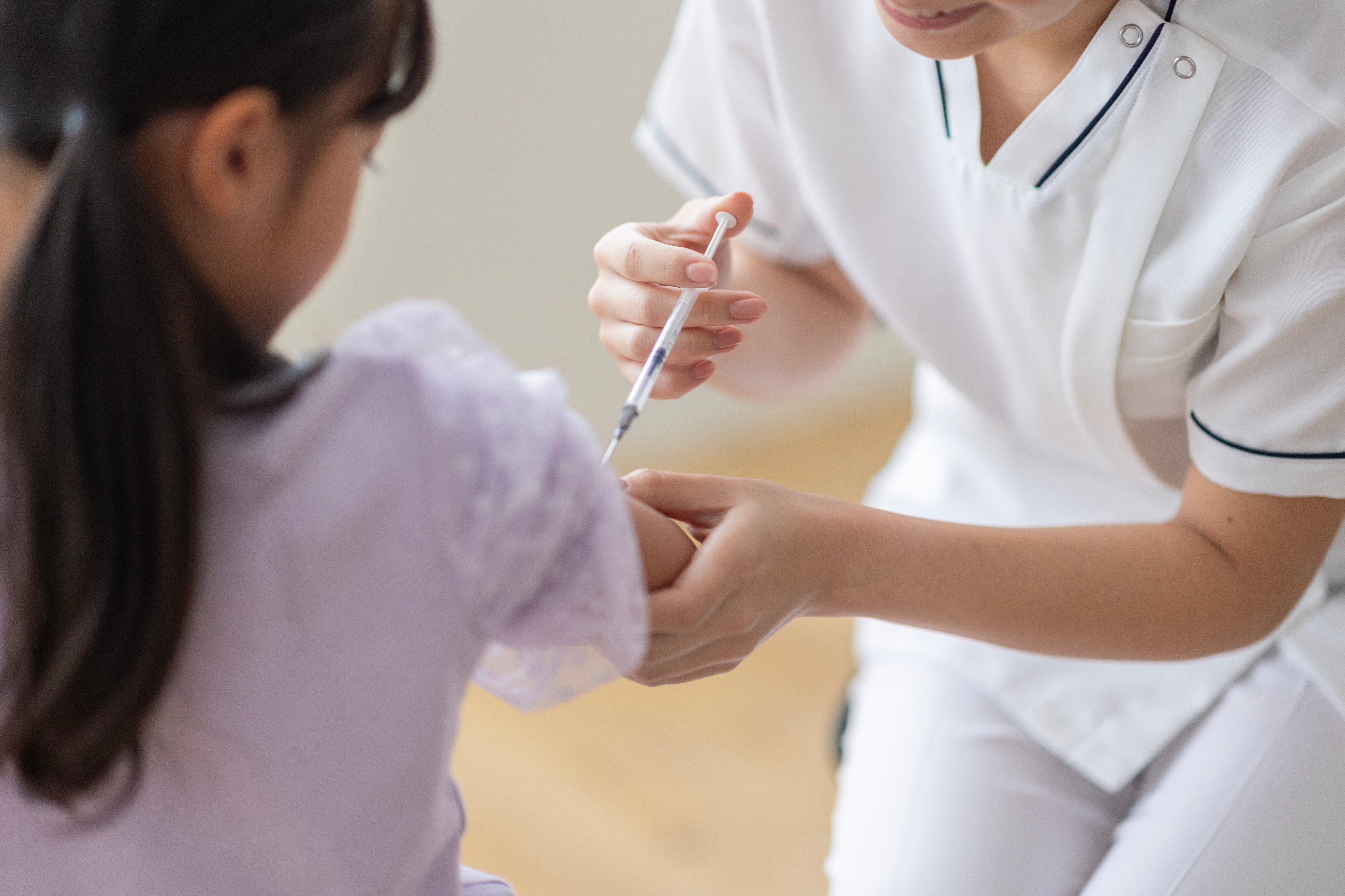 予防接種を受ける女の子