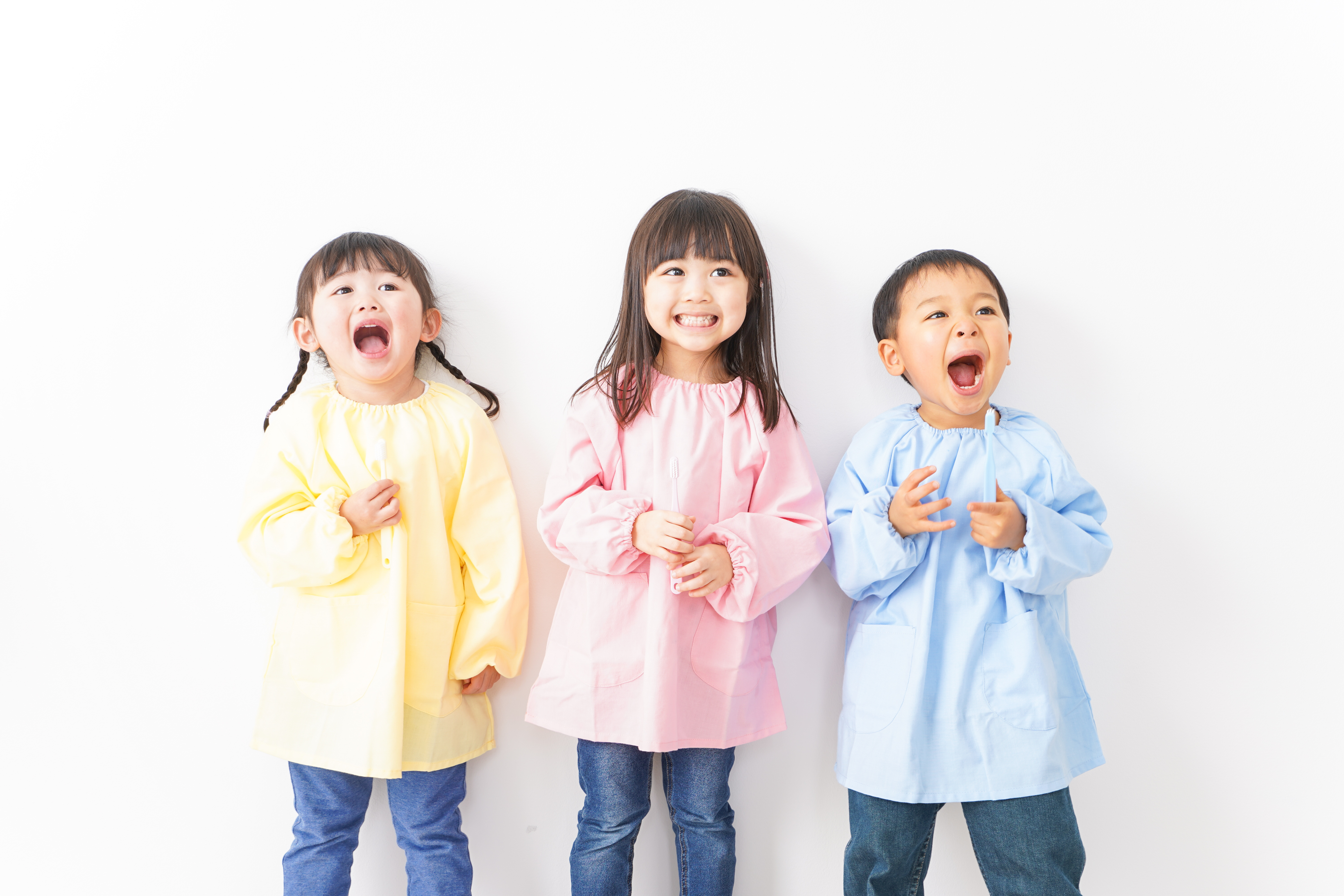 口を開ける子ども達