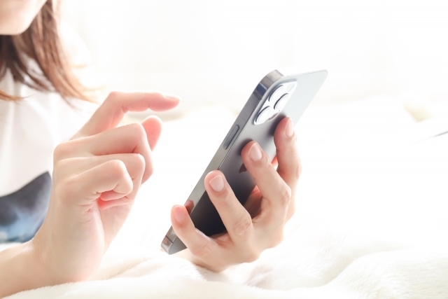 スマートフォンで予約サイトを操作する保護者の手元
