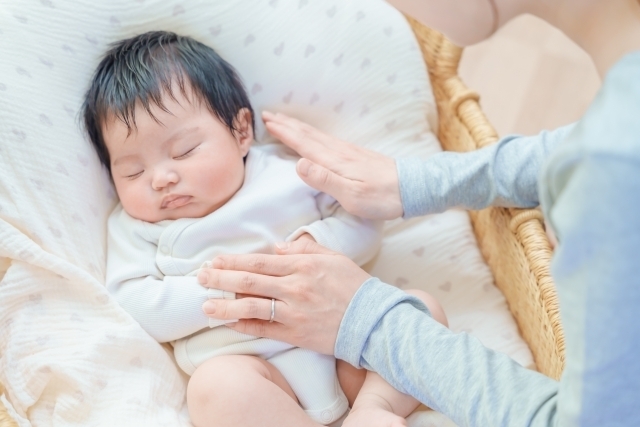 夜泣きする赤ちゃんをあやす母親