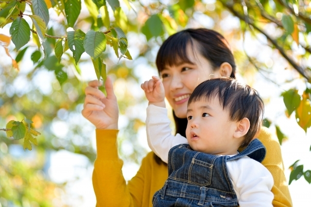 自宅で子どもと過ごす母親