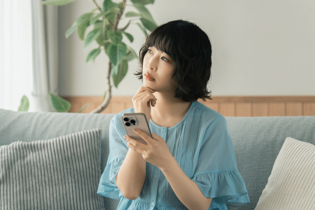 不安そうな女性