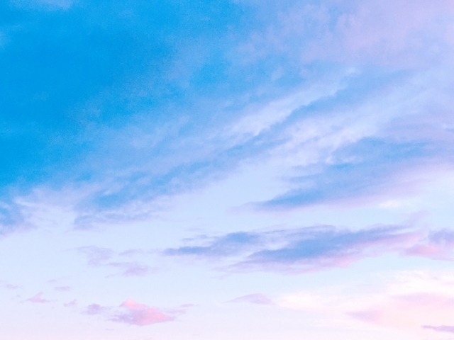 カーテンの外がまだ明るい夕方の時間帯のイメージ