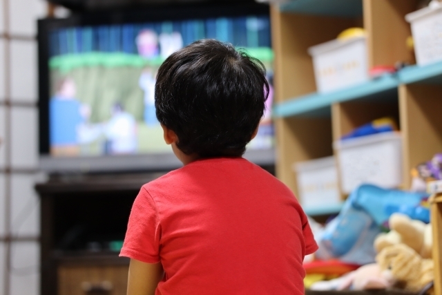 テレビをみる子ども