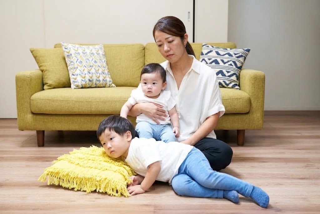 子ども2人と過ごす親
