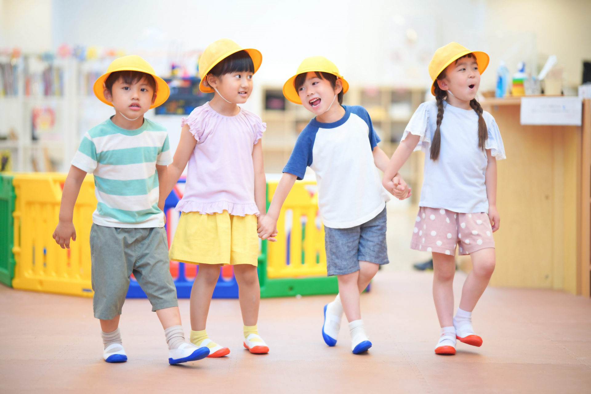 画像:幼稚園で遊ぶ子どもたち