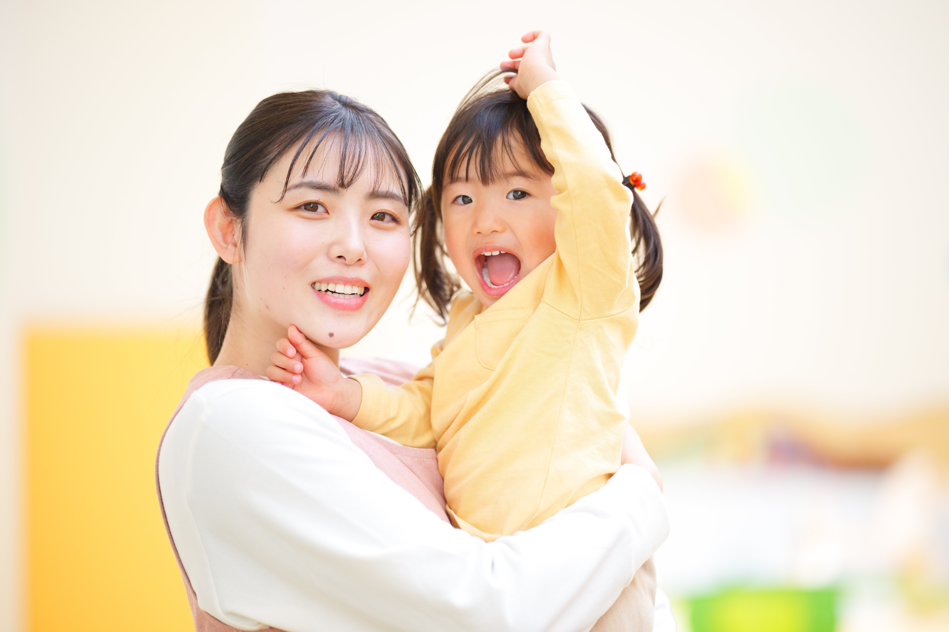 画像:ベビーシッターと自宅で過ごす子ども