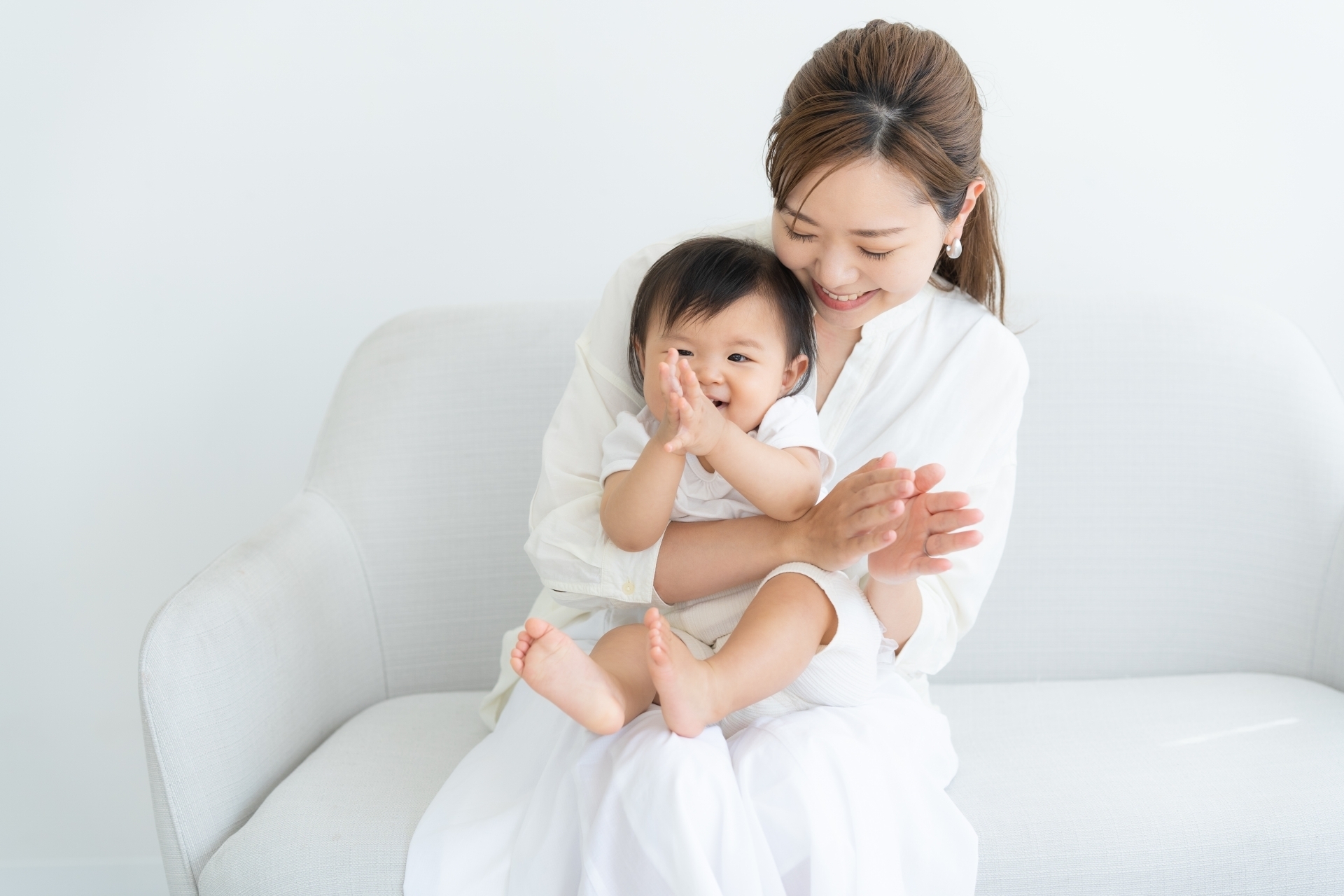 画像：赤ちゃんを抱く親