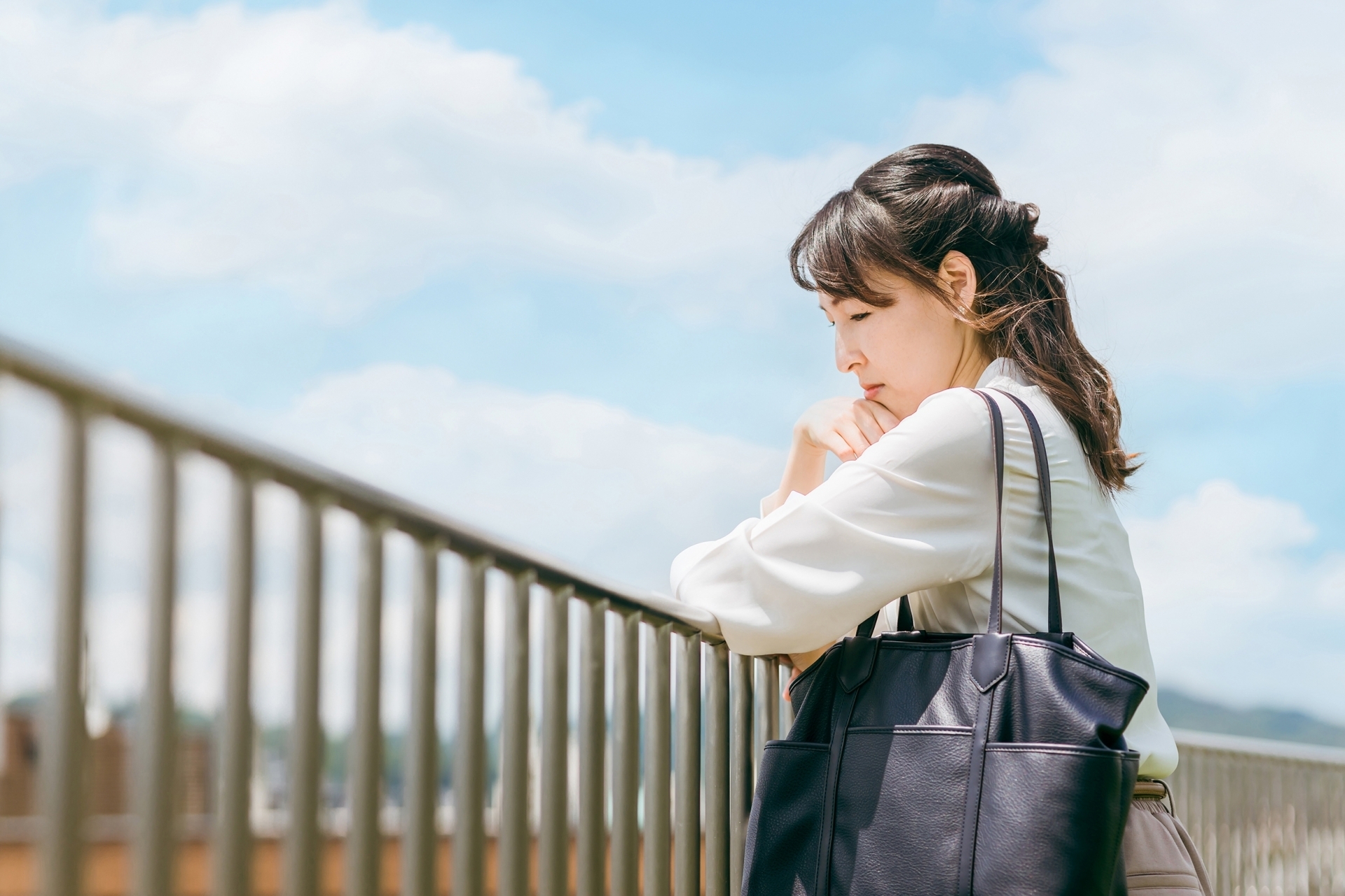 画像：仕事をする親