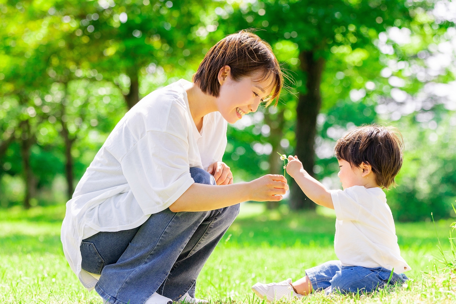 画像:子どもと手をつなぐ親