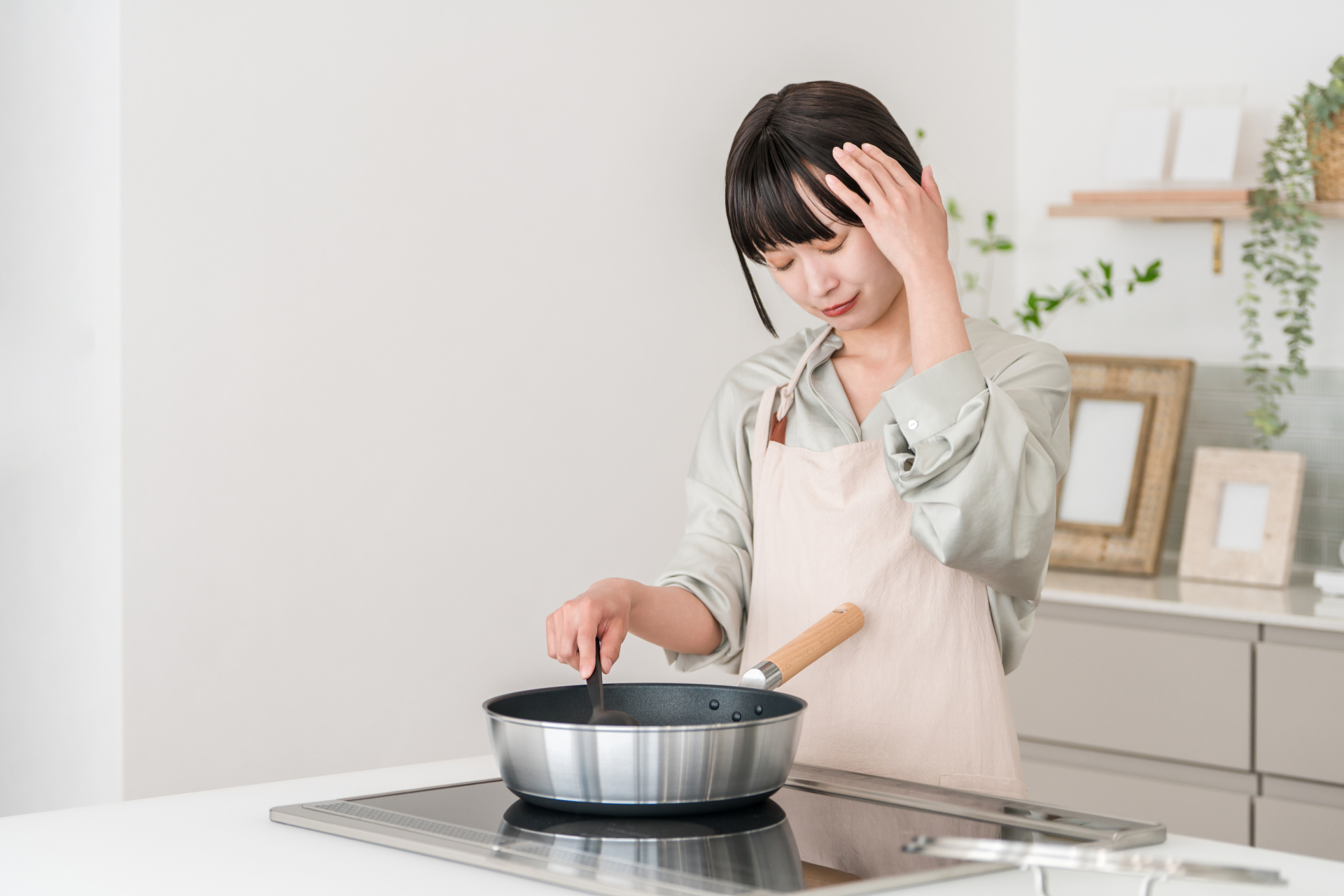 画像:夕方の家事をする親