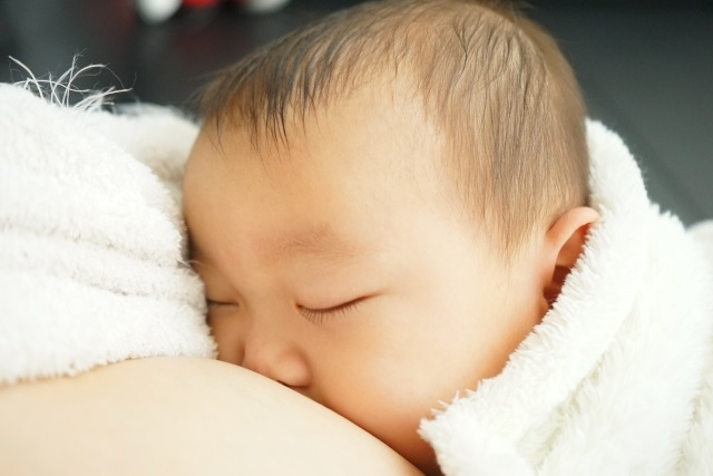 眠る赤ちゃん