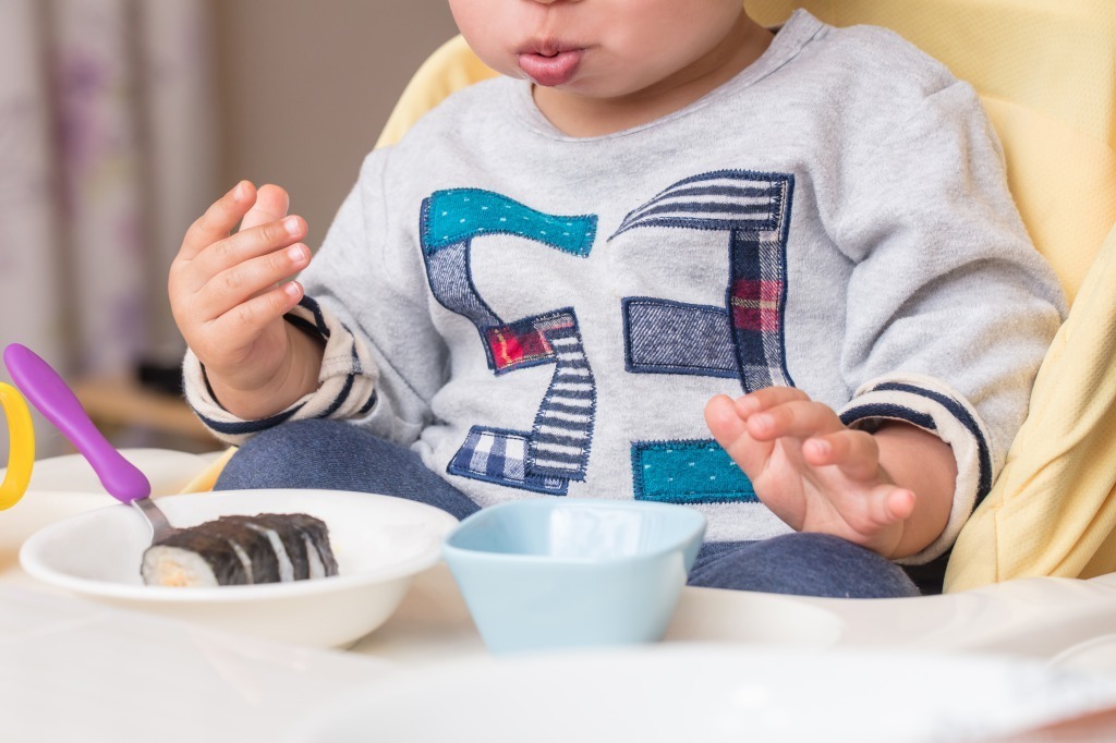 食事をする子供