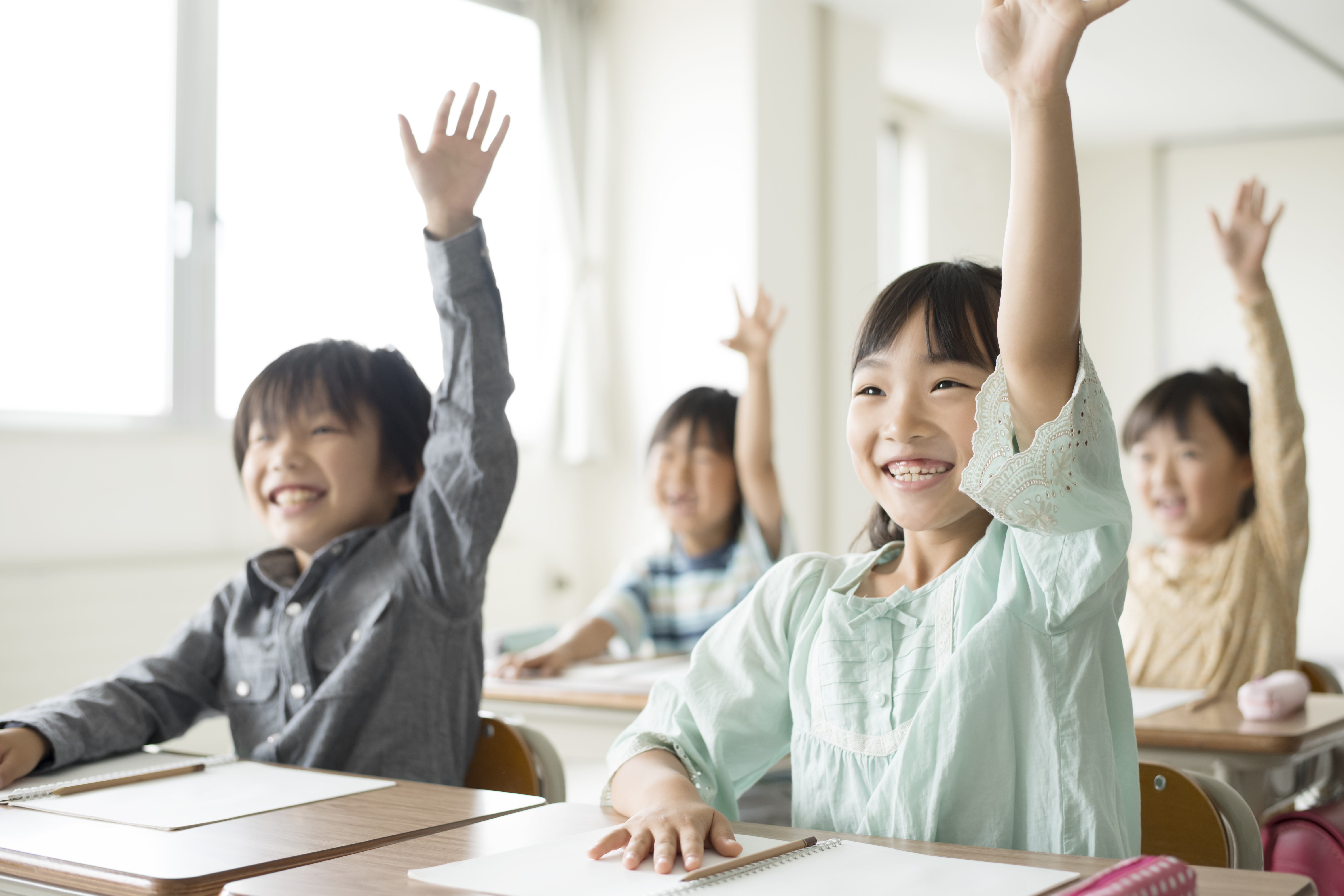 手を上げる小学生
