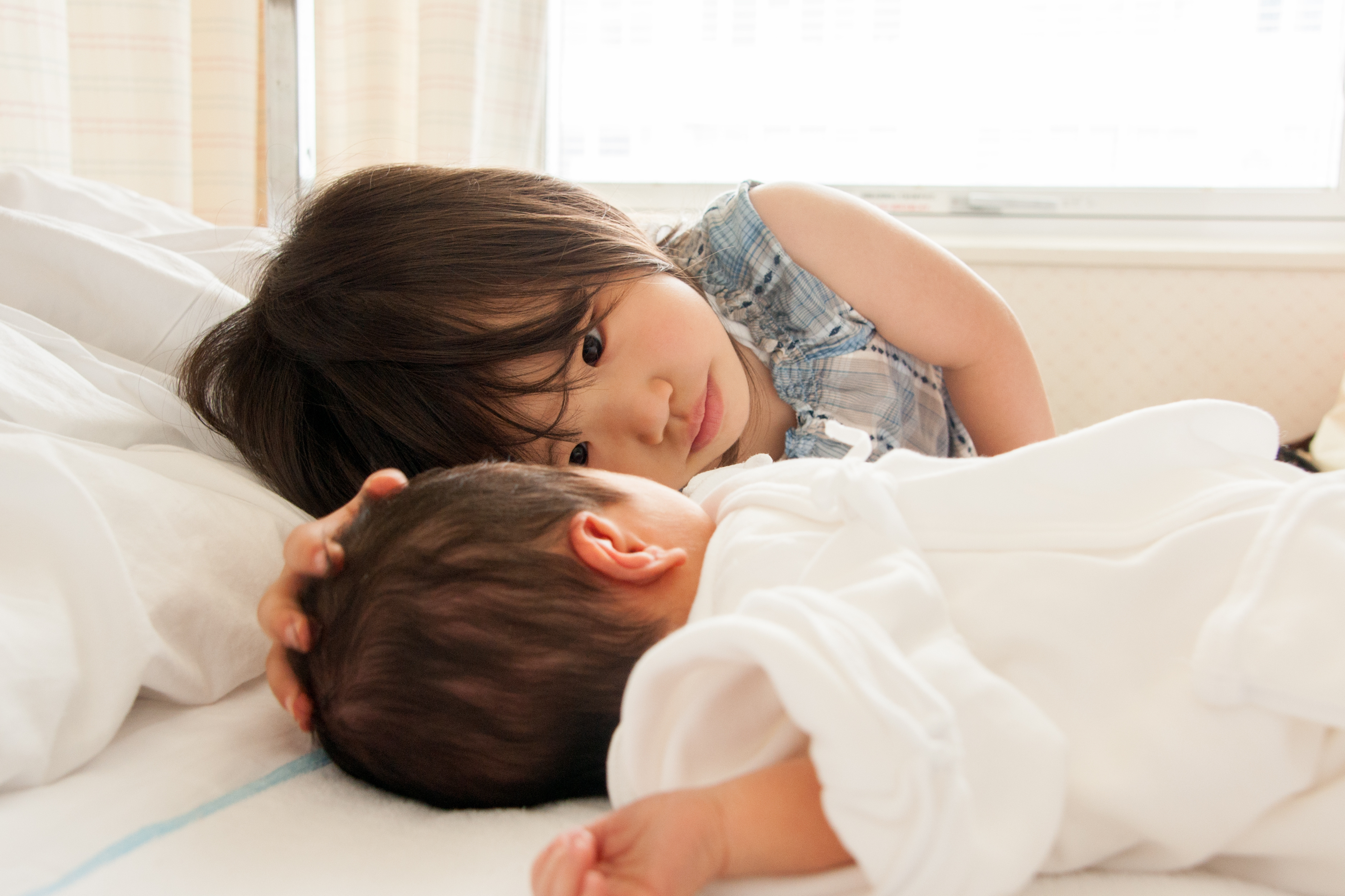 赤ちゃんとお姉さん