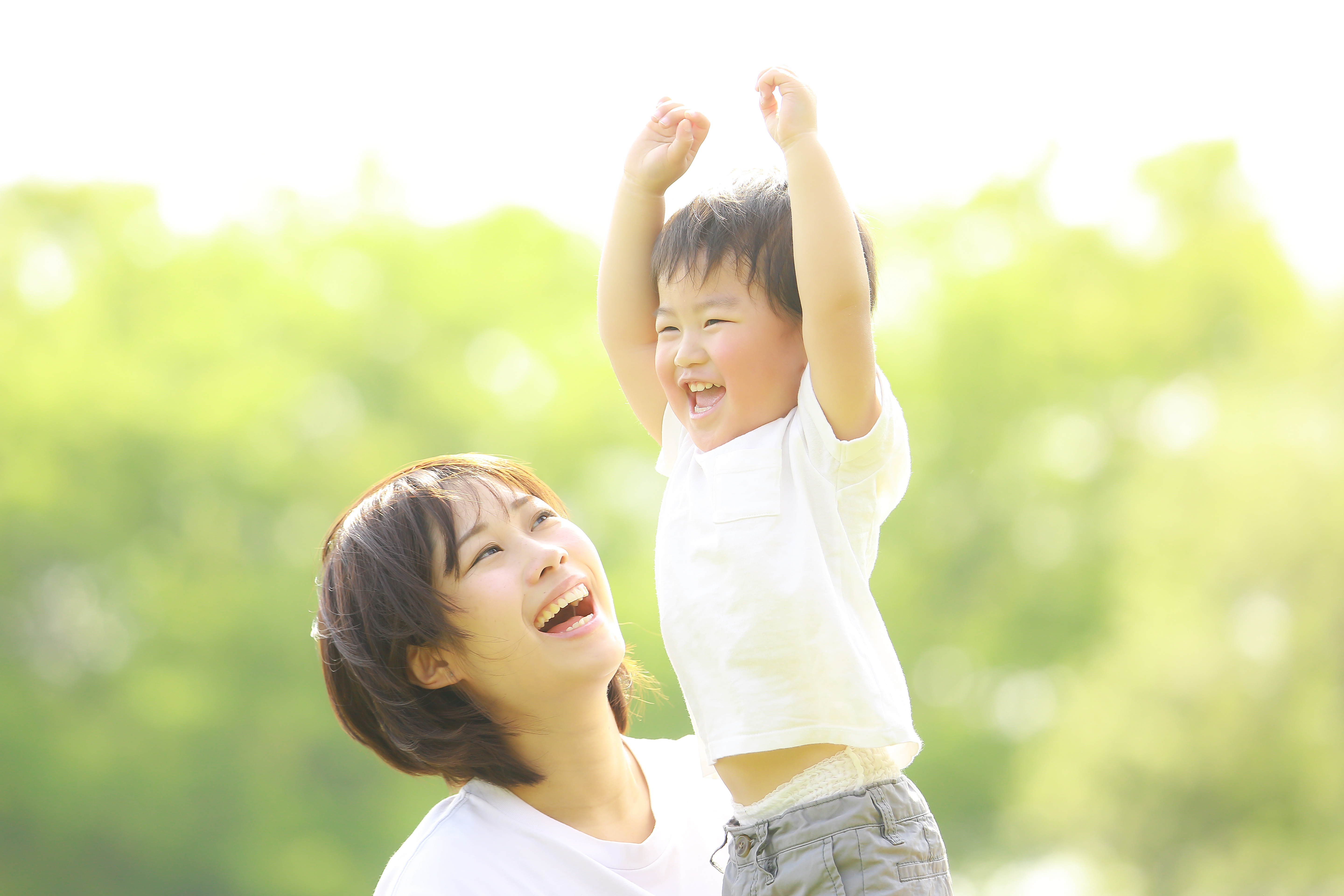 笑顔の親子