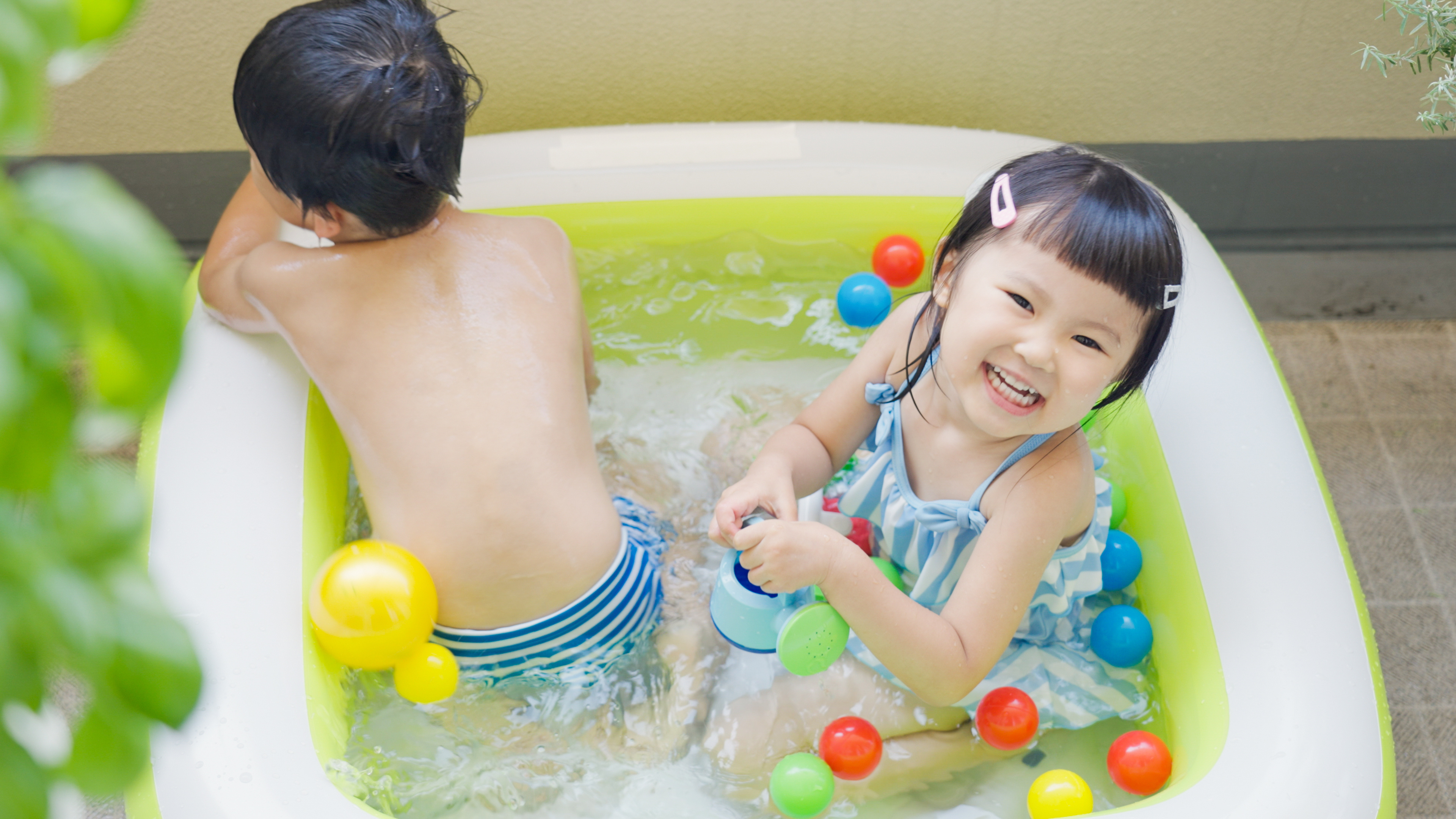 プールで遊ぶ子供
