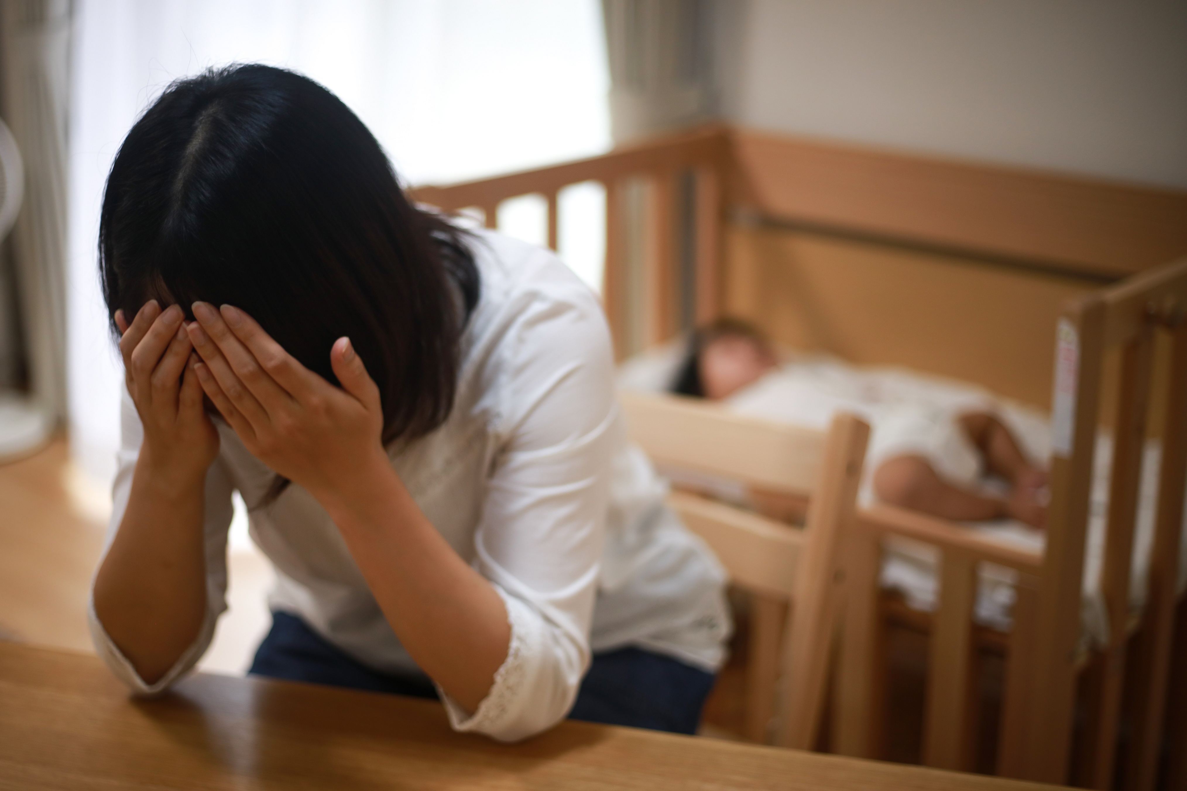落ち込む母親